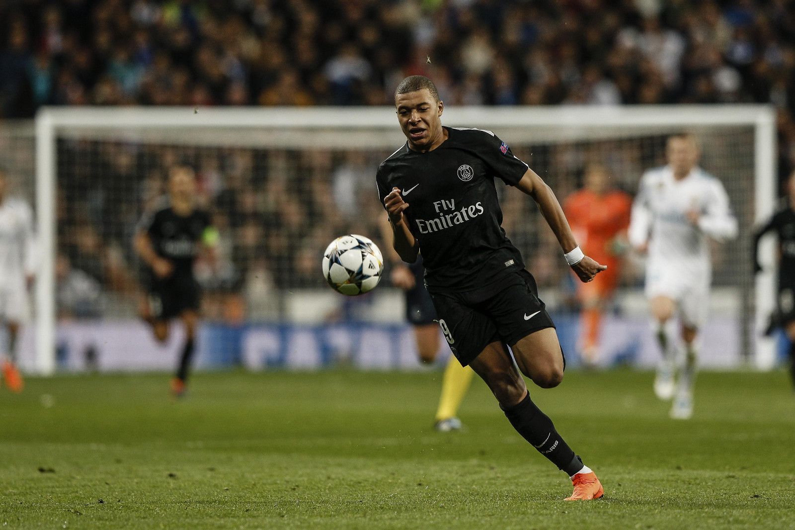 内蒙古额尔古纳初冬银装素裹，金雕翱翔雪原尽显苍穹之王风范