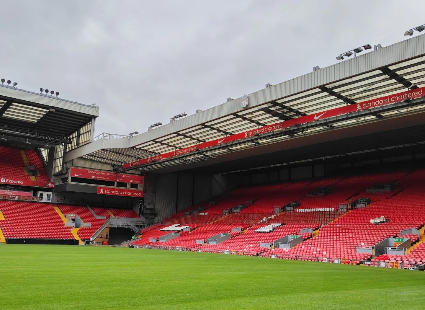 巴萨主席拉波尔塔圣诞晚宴展现亲和力 球队领跑西甲前景光明