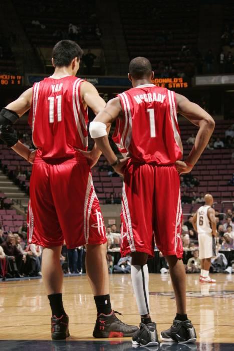 NBA最新排名解析：湖人力克灰熊跻身西部前三，雷霆连胜终结仍稳坐榜首