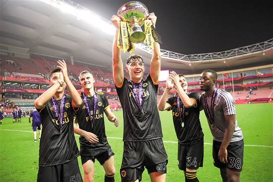 米兰冬窗急寻中锋：莱奥撑不起停区，谁能补上争冠最后一块拼图？