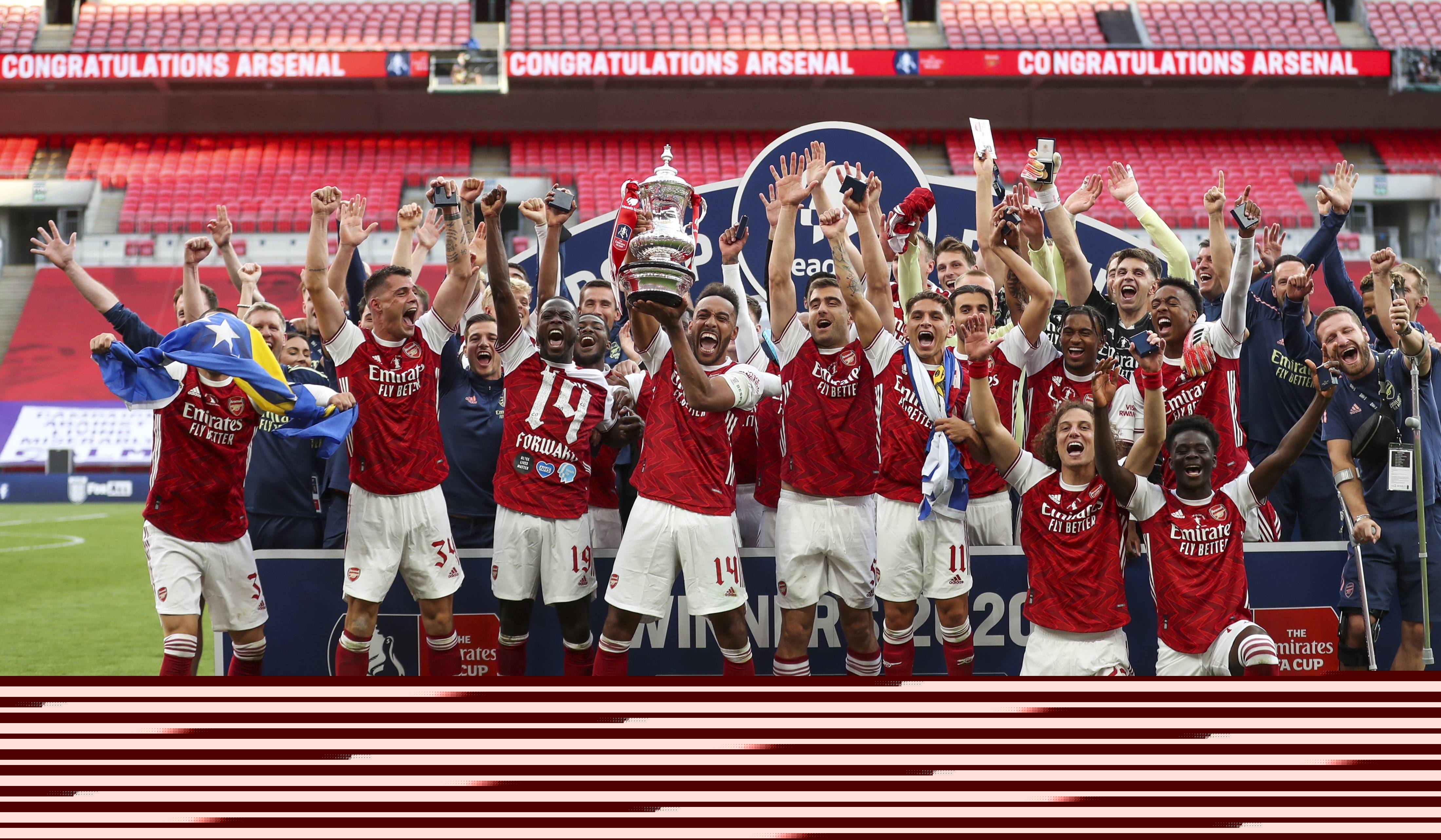 阿根廷队2026年世界杯球衣：经典蓝白条纹+黑色三道杠配饰